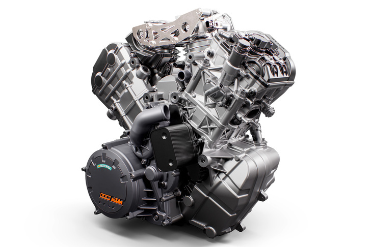 1301ccの排気量を持つLC8型エンジンについては、ヘッドまわりや吸排気系を中心に改良を実施。最高出力が177PS/9750rpmから180PS/9500rpmに向上している。