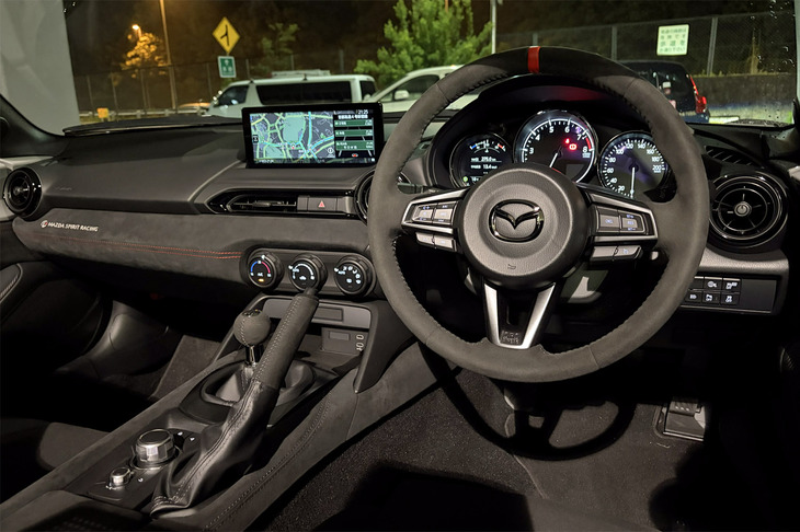 赤いアクセントが施され、スポーティーな雰囲気が漂う「マツダ スピリット レーシング・ロードスター12R」のインテリア。ステアリングホイールはアルカンターラ仕立てとなる。