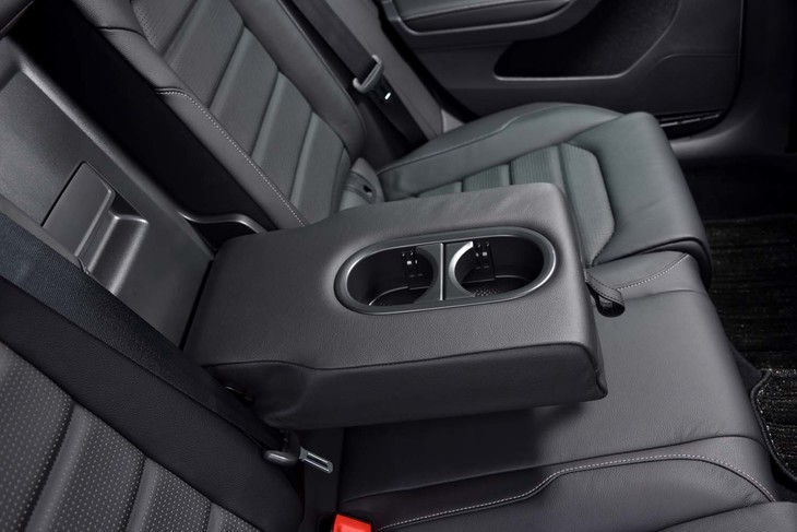 後席用のアームレストには、カップホルダーが2つ用意される。