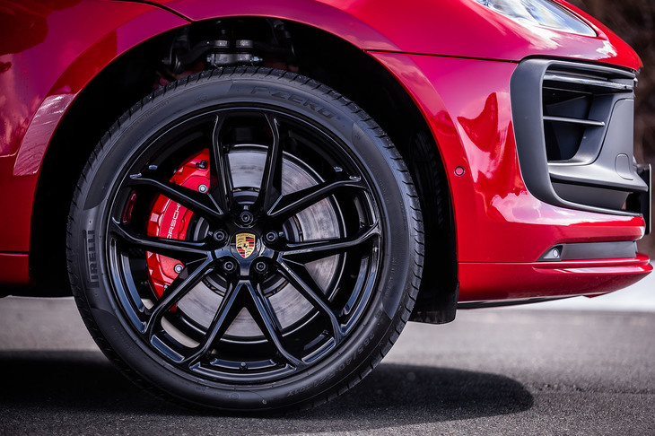 ハイグロスブラック仕上げの「21インチGTデザイン」ホイールは27万円のオプションアイテム。試乗車は前265/40R21 、後ろ295/35R21サイズの「ピレリPゼロ」タイヤを組み合わせていた。