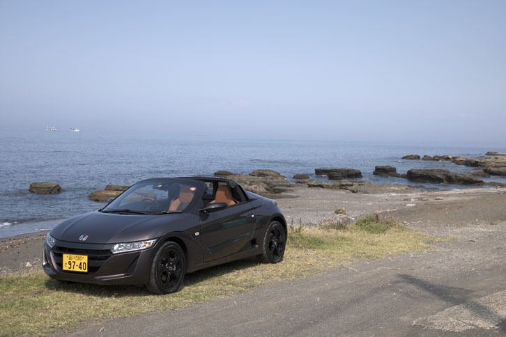 風を感じられる海岸沿いは、オープンドライブを楽しめる最高のシチュエーション。