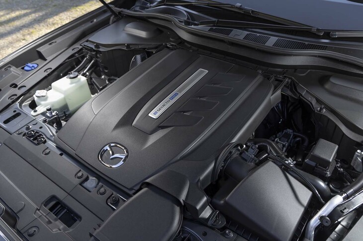 ボンネットを開けてみる。シンプルなカバーですっきりと整理整頓されているところがさすがマツダ。