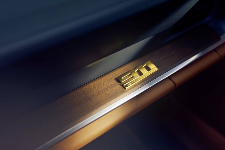 ポルシェ911スポーツクラシック（助手席前方のエンブレム）