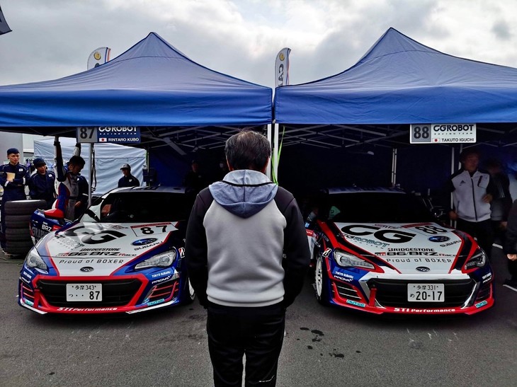 私が運転する89号車はダメージが大きく現場では修復が不可能だったため、第2レースへの出場を諦めざるを得なくなってしまいました。井口選手の車両はなんとか修復でき、走行が可能に。第2レースに向けて準備が進められ、修復完了したところでテントから2台を決勝レースへと送り出します。