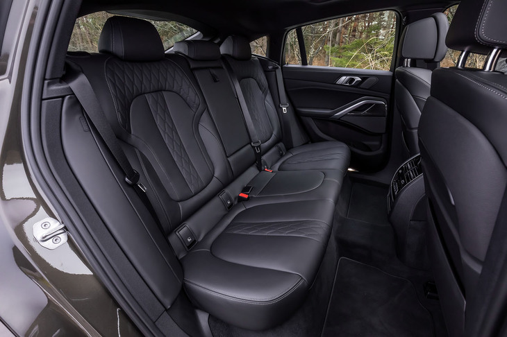後席背もたれには40：20：40の分割可倒機構が備わる。写真のシート表皮は、オプションアイテムとなるブラックの「BMWインディビジュアルフルメリノレザー」。