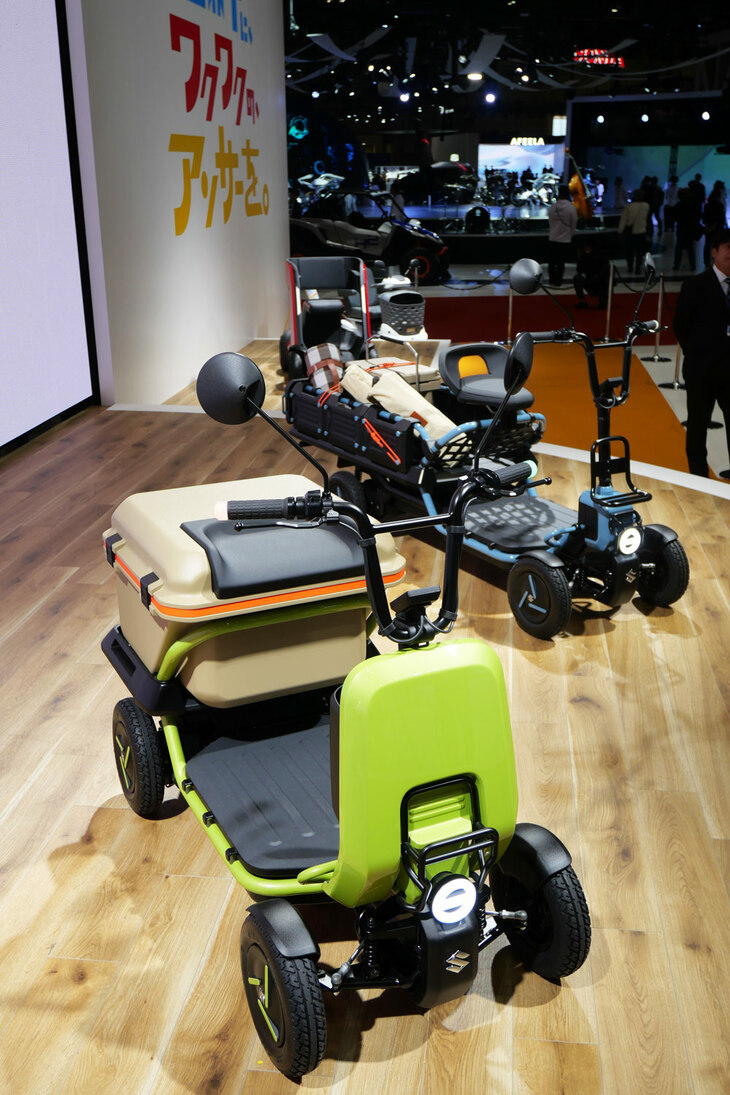 「スズキ・スズライド」（手前）と「スズカーゴ」（奥）。