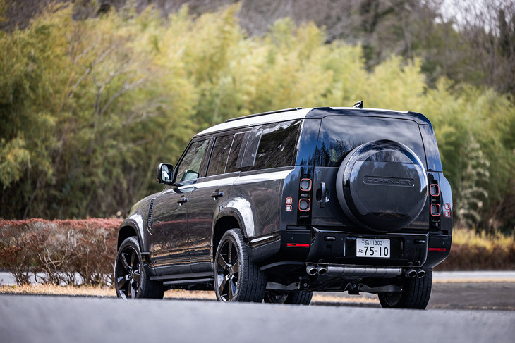 今回の試乗車は、「カルパチアングレー」と呼ばれる有償オプションの外板色をまとっていた。「ディフェンダー130 V8 P500」ではこれに「フジホワイト」「サントリーニブラック」を加えた全3色からボディーカラーを選択できる。