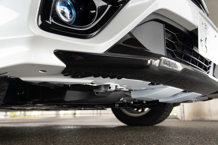 フロントバンパー下部中央にはエアロスロープを、両サイドにはエアロボトムフィンをそれぞれレイアウト。下からのぞき込むようにしないと見えない。