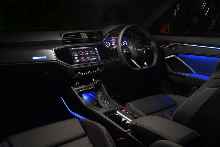 インストゥルメントパネルのデザインはオクタゴン（八角形）がモチーフ。10.25インチのフル液晶デジタルメーターを採用している。