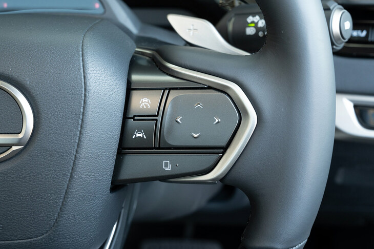 アダプティブクルーズコントロールや車線維持支援機能などといった運転支援システムは充実。リモート機能付きの駐車支援システムも「RX350“Fスポーツ”」にオプションで、その他のモデルには標準で用意される。（写真：向後一宏）