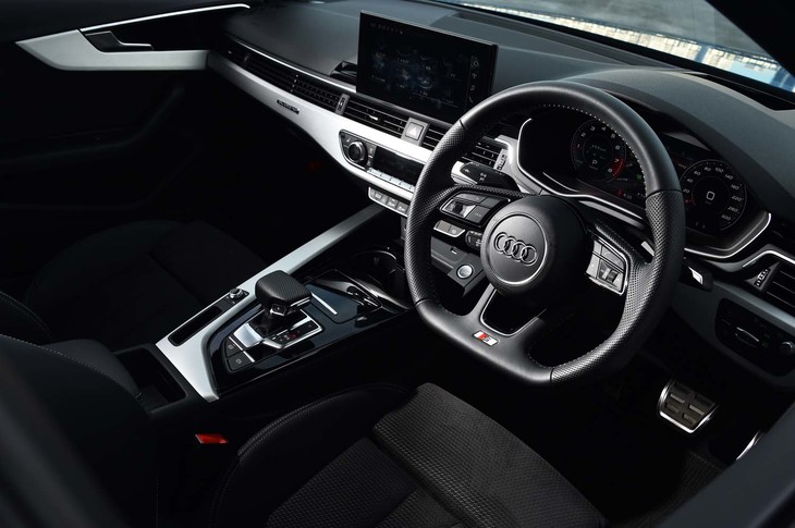 凜（りん）としたインテリアからは、素材の良さが伝わってくる。写真は「A4 45 TFSIクワトロSライン」のもの。