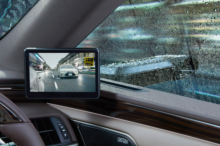 従来のミラーに代わって像を映し出す5インチモニターは、室内側にレイアウトされる。カメラ自体も水滴の付きにくい形状とされており、雨などの影響は受けにくい。