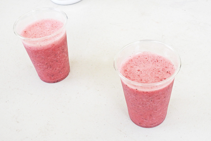 歩き回って疲れた体に、冷たいスムージーが染みる。パワフルなコード式のミキサーだと氷もガリガリ砕けるが、このぐらいツブが残っているのも、のど越しが気持ちいい。