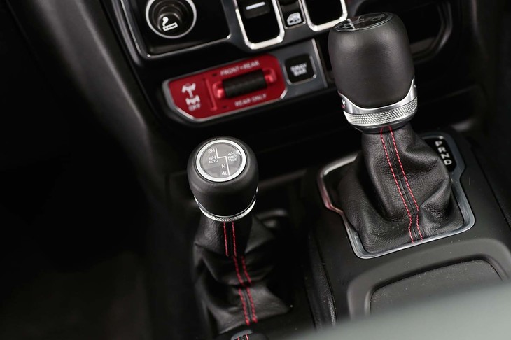 トランスミッションは、トルコン式の8段AT。シフトレバーの左には、手動で駆動方式を切り替えるためのトランスファーレバーがレイアウトされる。