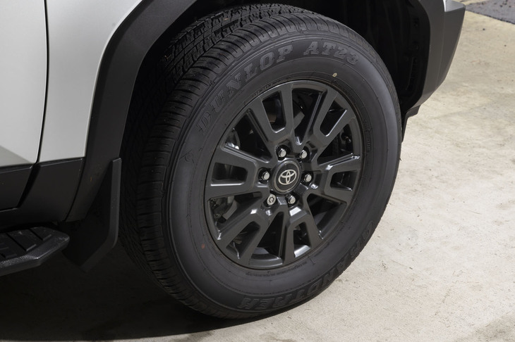 タイヤは265/65の18インチ。ホイールセンターにはトヨタエンブレムがある。