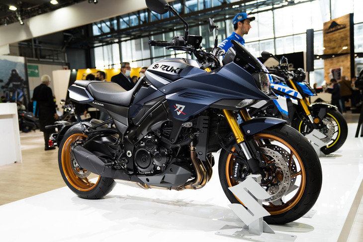 人気のネオクラシックモデル「カタナ」も2022年モデルに進化。今回の改良では、エンジン内部や吸排気系のパーツを見直し、出力特性と操作性を向上。トラクションコントロールシステムや、3つの走行モードを備えたライディングモードセレクターも設定が改められた。同車の発表では、スズキのファクトリーチームからMotoGPに参戦するアレックス・リンスがプレゼンターを務めた。