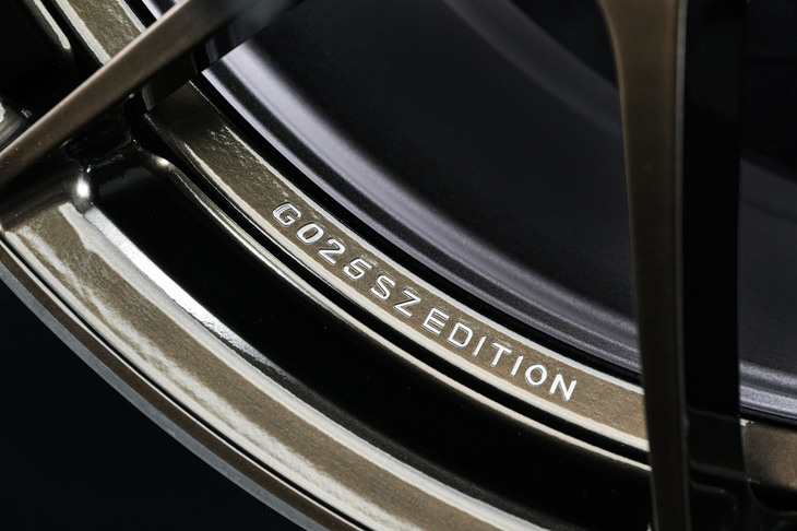 「G025 SZ EDITION」のリムには、そのロゴが、レイズ独自の高度なマシニング加工で刻まれている。