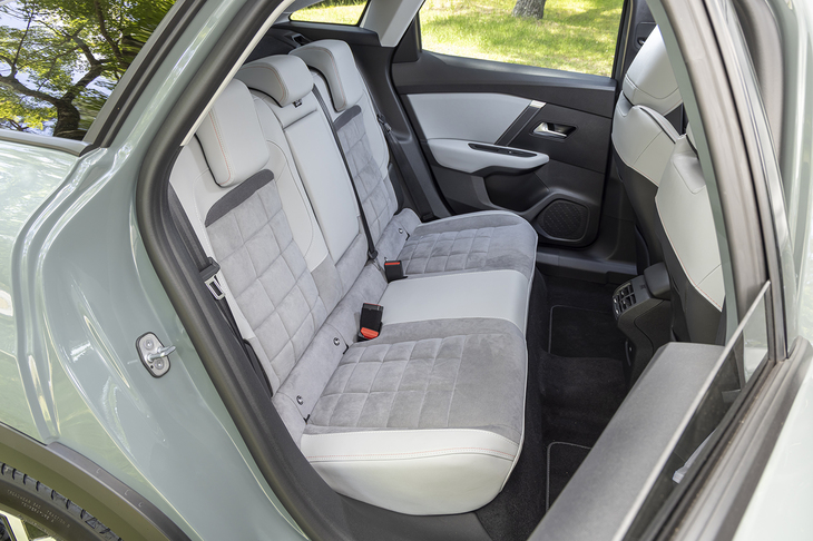 リアシートの表皮も同様の仕立て。フロントともどもブロックにはウレタン（15mm厚とされる）が詰まっているが、まるでエアが入っているかのような浮遊感が味わえる。