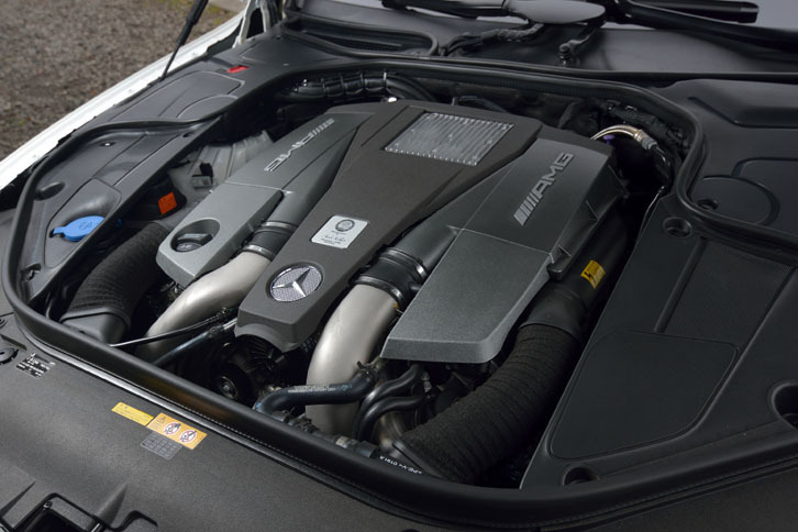 91.8kgmの最大トルクを発生する、5.5リッターのV8ツインターボエンジン。燃料消費を抑えるアイドリングストップ機能も備わる。