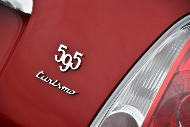 テールゲートに装着された「595ツーリズモ」のバッジ。