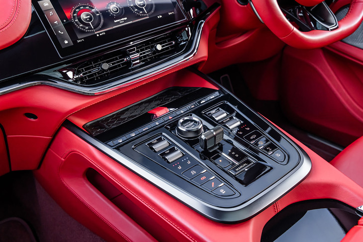 センターコンソールパネルは「DBX707」専用となるデザインだが、シフトセレクターをはじめとしたコンパクトな操作系は、アストンマーティンの最新スポーツカー群に準じたものとされた。