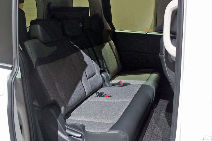 3人掛けのセカンドシートは「フリード エアー」にのみ設定される。ベンチタイプのシートは、オムツ替えなどのためにフラットな空間がほしいという人に選ばれているという。センタータンクレイアウトの「フィット」や「ヴェゼル」とは異なり、このセカンドシート付近の床下に燃料タンクが配置されている。