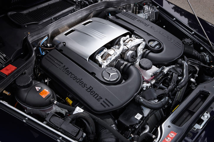 新たに採用された4リッターV8ツインターボエンジン。これまでの自然吸気エンジンを34ps上回る421psの最高出力と、8.2kgm上回る62.2kgmの最大トルクを発生する。