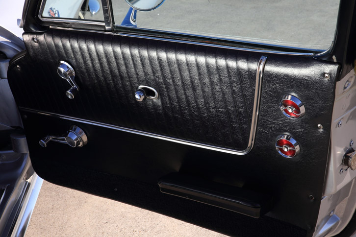 ドアには上下2カ所にレギュレーターが設けられている。下がサイドウィンドウを上下させるもの、上が三角窓の開閉に用いるものだ。