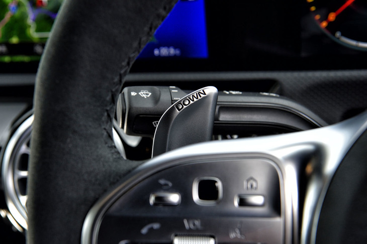 「AMGスピードシフトDCT」という8段のデュアルクラッチ式トランスミッションを搭載。「AMGパフォーマンスステアリング」と呼ばれるDシェイプのステアリングホイールには、シフトパドルも組み込まれている。