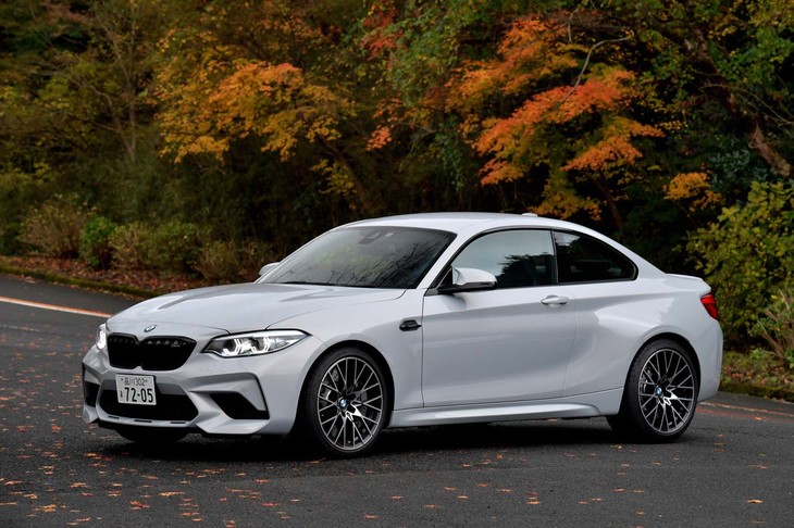 
	【BMW M2コンペティションのスペック】
	ボディーサイズ：全長×全幅×全高＝4475×1855×1410mm／ホイールベース：2695mm／車重：1610kg／駆動方式：FR／エンジン：3リッター直6 DOHC 24バルブ ツインターボ／トランスミッション：6段MT／最高出力：410ps（302kW）/6250rpm／最大トルク：550Nm（56.1kgm）/2350-5230rpm／タイヤ：（前）245/35ZR19 93Y／（後）265/35ZR19 98Y（ミシュラン・パイロットスーパースポーツ）／燃費：10.8km/リッター（JC08モード）／価格：876万円

	
	【取材時の燃費データ】
	テスト距離：244.0km（市街地1：高速道路8：山岳路1）／使用燃料：25.3リッター（ハイオクガソリン）／参考燃費：9.6km/リッター（満タン法）、10.9km/リッター（車載燃費計計測値
	