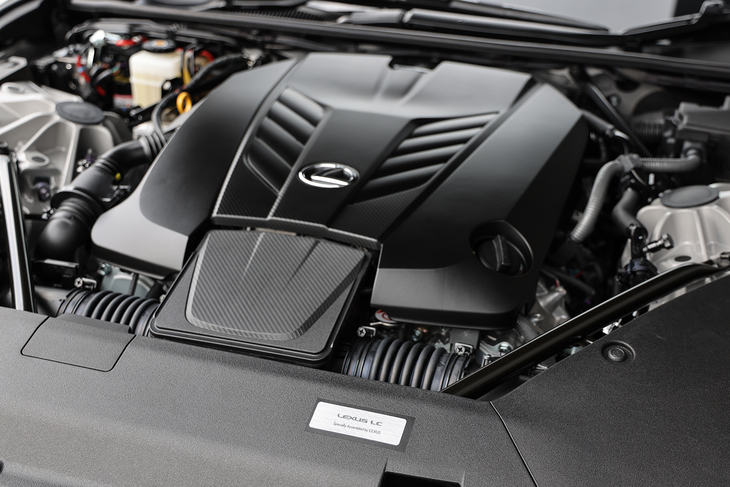 5リッターV8自然吸気の2UR-GSEエンジンは最高出力477PS、最大トルク540N・mを発生。スペックはカタログモデルと同じながら、部品や組み付けが高精度化されており、それを示すプレートも備わっている。