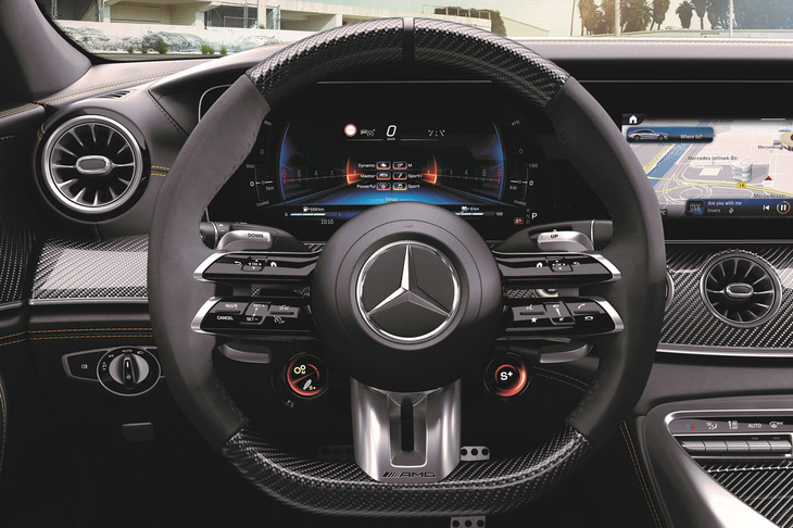 「AMG GT63 S Eパフォーマンス ファイナルエディション」のインストゥルメントパネル。