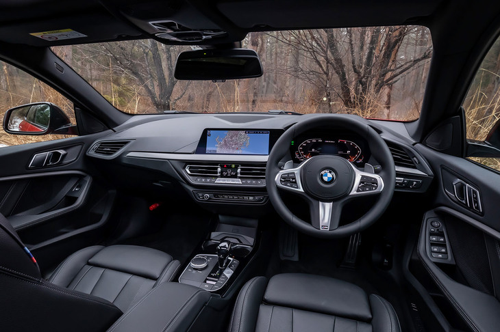 インストゥルメントパネルのデザインは、先に登場した「1シリーズ」と基本的に共通。10.25インチのメーターパネルとタッチ操作が可能な10.25インチのインフォメーションディスプレイが組み込まれている。