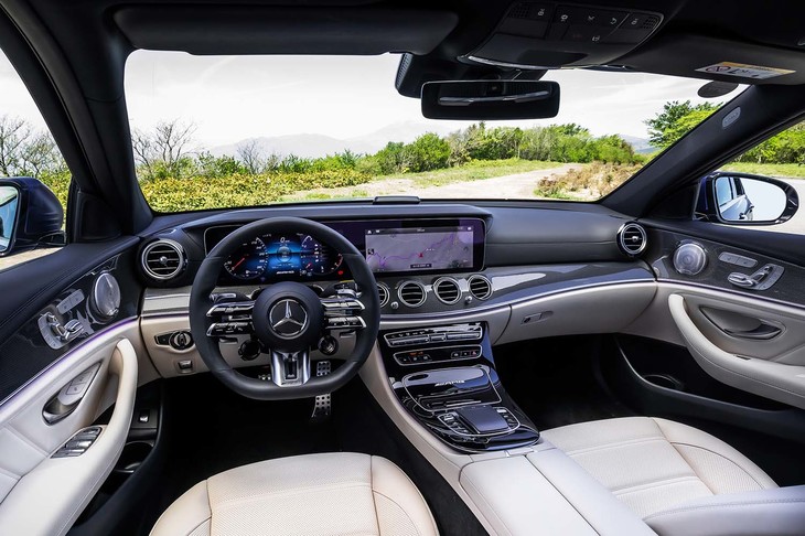 対話型音声認識システム「MBUX」に加えて、新型「Sクラス」と同じ「ARナビゲーション」（採用は「Eクラス」が先）を搭載。ステアリングの位置は左右から選択可能。