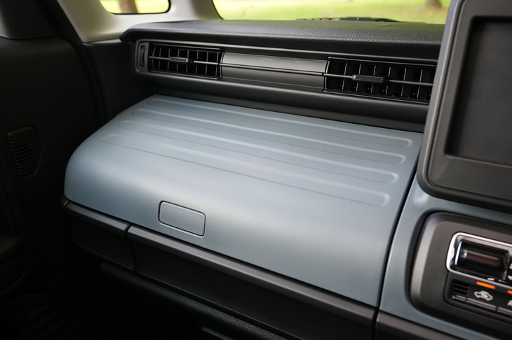 インパネアッパーボックスのふた。現行型「スペーシア」の登場時にはスーツケースをイメージしたと説明されていた。