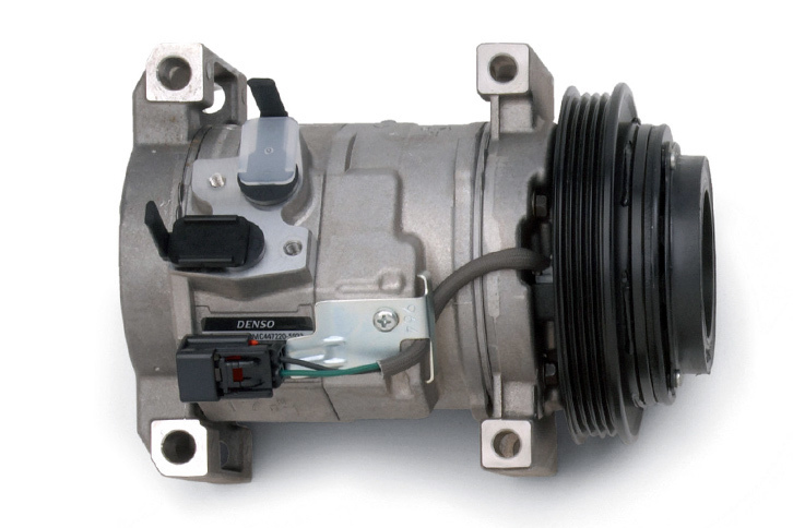 一般的なカーエアコンのコンプレッサー。ベルトを介してエンジンの駆動力を受けるプーリーの内側に、電磁クラッチが組み込まれている。