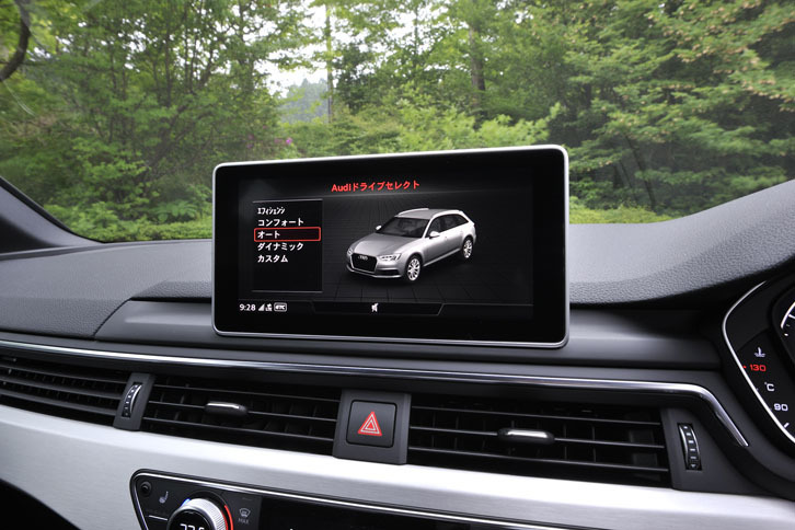 ボタンひとつで好みの走行特性が選べる「アウディドライブセレクト」。エフィシェンシー、コンフォート、オート、ダイナミック、カスタムから選択可能。