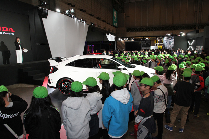 ホンダブースでは、地元の小学生を対象にプレゼンを実施していた。中央の車両は「シビック タイプR」。
