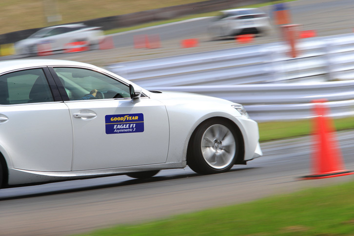 細かな凹凸のある路面にタイヤをより密着させるため、「イーグルF1アシメトリック3」では粘性レジンを用いた「グリップブースターコンパウンド」を採用。ドライ、ウエットの双方においてグリップ性能を高めている。