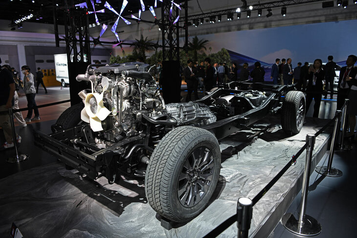 新型「トライトン」のベアシャシー。純エンジン車に加え、ハイブリッド車をはじめとする電動パワートレイン搭載車の開発も進められているという。