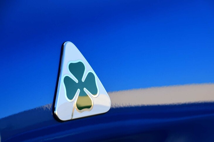 アルファ・ロメオのハイパフォーマンスモデルに装着される「クアドリフォリオ」のバッジ。1923年のタルガ・フローリオで優勝したウーゴ・シヴォッチが、願掛けとして自身のマシンに四つ葉のクローバーを描いていたことに由来する。