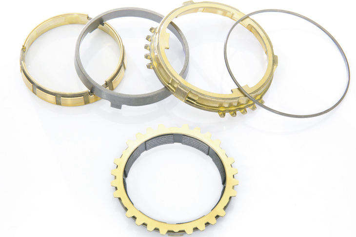 6段MTに使用される、ダブルコーンシンクロ（上）とカーボンシンクロ（下）。