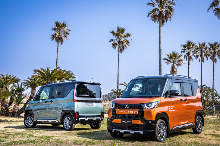 「デリカミニTプレミアム」のエクステリア。写真左の車両の外板色は「アッシュグリーンメタリック×ブラックマイカ」、同右の外板色は「サンシャインオレンジメタリック×ブラックマイカ」。
