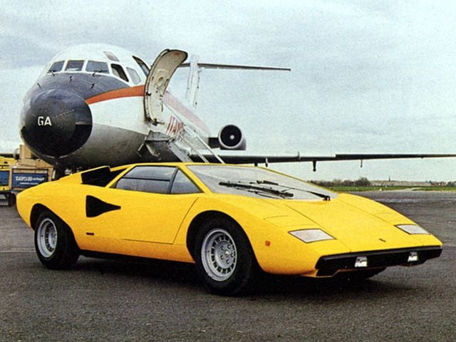 「ランボルギーニ・カウンタック」
	1974年に登場したV12エンジンをミドに搭載するスーパーカー。1990年まで16年にわたり生産された。デザインを手がけたのはマルチェロ・ガンディーニで、シザーズドアを装備するウエッジシェイプのフォルムが衝撃的だった。最高速は公称300km/h。