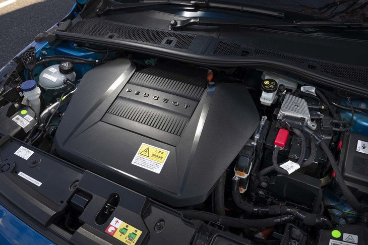 フロントには、エンジンの代わりにインバーターやモーターがおさまる。最高出力は136PSで、最大トルクは260N・m。