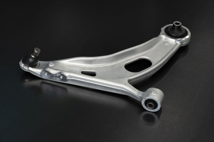 「ダイナミックモーションパッケージ」に含まれる、「WRX S4」と同様のフロントサスペンションロアアーム。