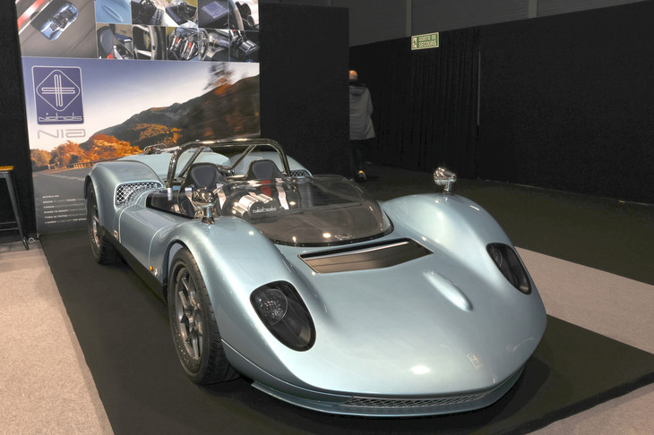 「ニコルズN1Aアイコン88」は、元マクラーレンのF1設計者であるスティーブ・ニコルズの手になるもの。往年のコンペティションカーの精神をよみがえらせるとともに、彼が手がけたF1マシン「MP4/4」の戦績を記念するものだという。15台限定。