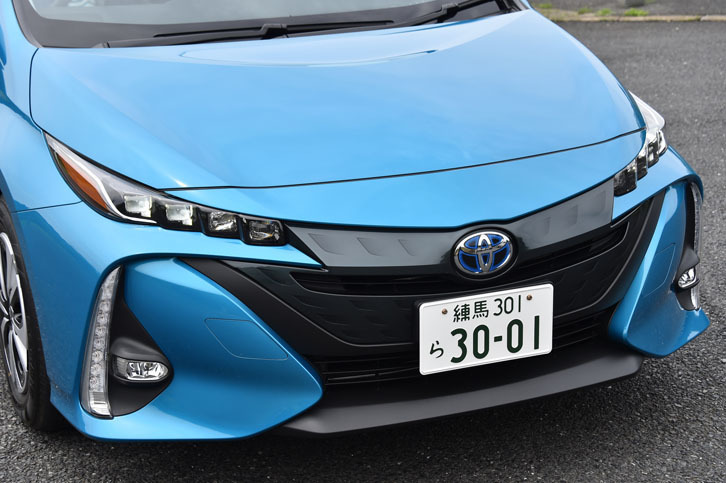 アグレッシブな表情を見せる「プリウスPHV」のフロントまわり。片側4灯式ヘッドランプの一部には、FCV「ミライ」と同じパーツが使われている。