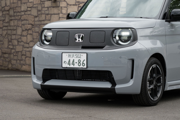 実車の造形やディテールそのものは「シティ ターボII」に似ているわけではないのだが、なぜか同車を想起させてしまうのだからカーデザインとは面白い。フロントの化粧パネルには「N-VAN e：」「N-ONE e：」と同様に廃棄バンパーの再生素材を利用している。