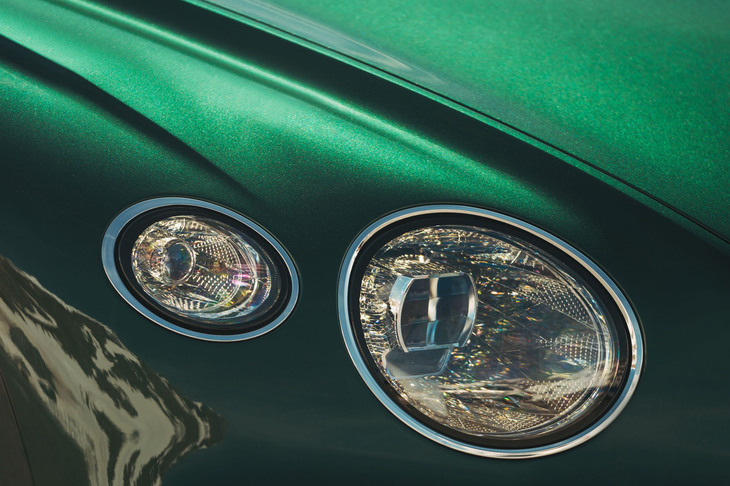 ヘッドランプはLED式。クリスタルガラスのカット技術に着想を得たという、凝ったデザインが採用されている。